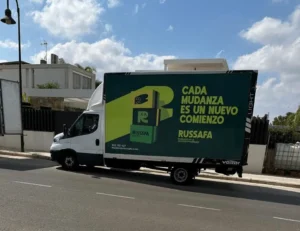 Camión de Mudanzas Russafa estacionado con permiso de mudanzas para carga y descarga en la vía pública