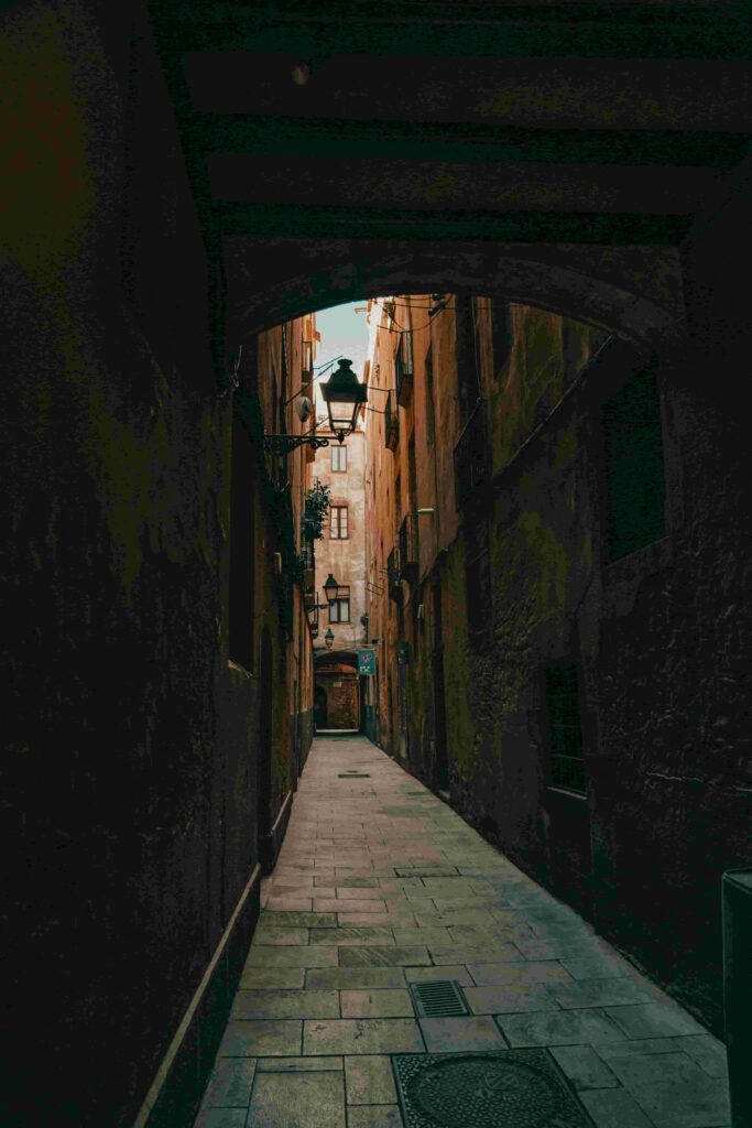 Calle escondida de Barcelona para un servicio de mudanzas de Valencia a Barcelona.