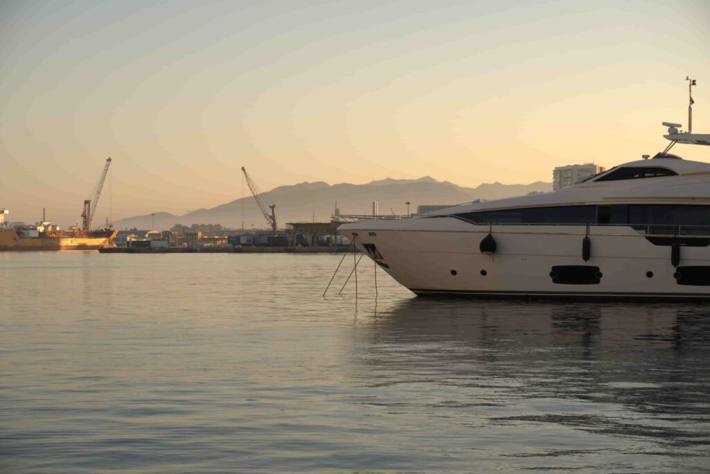 Imagen del puerto de Málaga, el nuevo destino a que te has mudado con Mudanzas Russafa